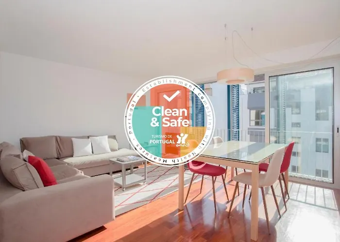 Liiiving In Porto | Bright Light Apartment